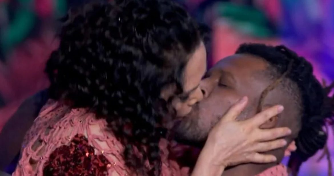 danca-dos-famosos:-tereza-seiblitz-e-professor-surpreendem-com-beijo
