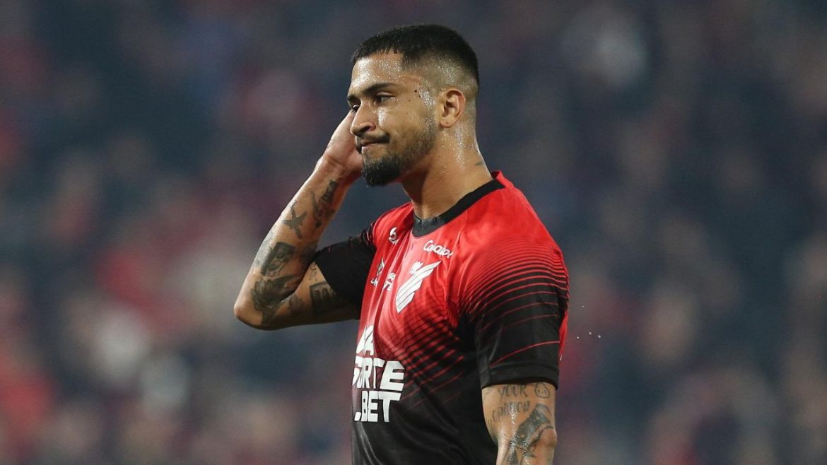 “cansado”:-artilheiro-do-athletico-na-serie-b-faz-desabafo-polemico