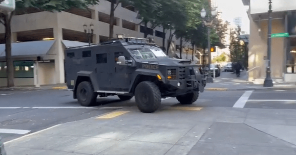 agentes-federais-chegam-a-portland-apos-trump-ordenar-envio-de-tropas