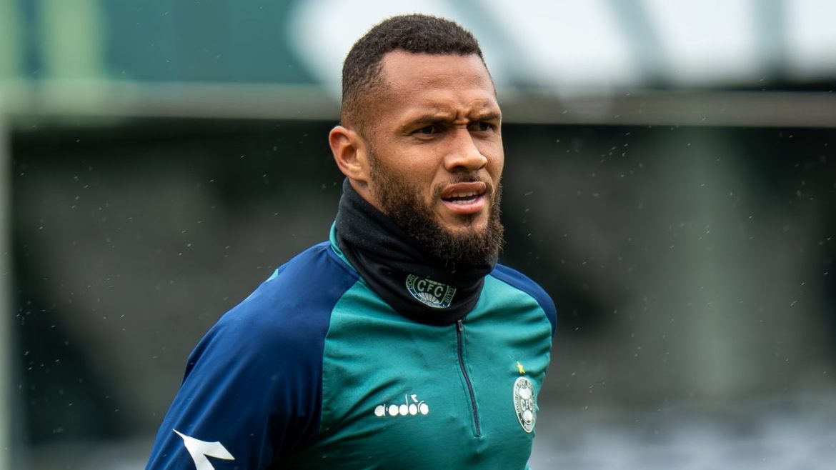 atacante-se-redime-com-torcida-e-revela-como-coritiba-tenta-evitar-ansiedade-pelo-acesso