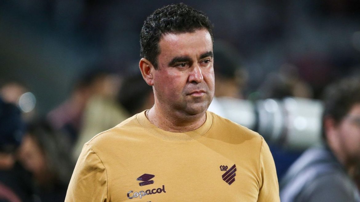 “nao-sao-criancas”:-auxiliar-do-athletico-manda-recado-para-colombianos-expulsos