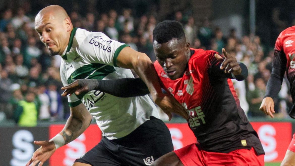 com-um-jogador-a-menos,-lider-coritiba-segura-athletico-e-complica-rival-na-serie-b