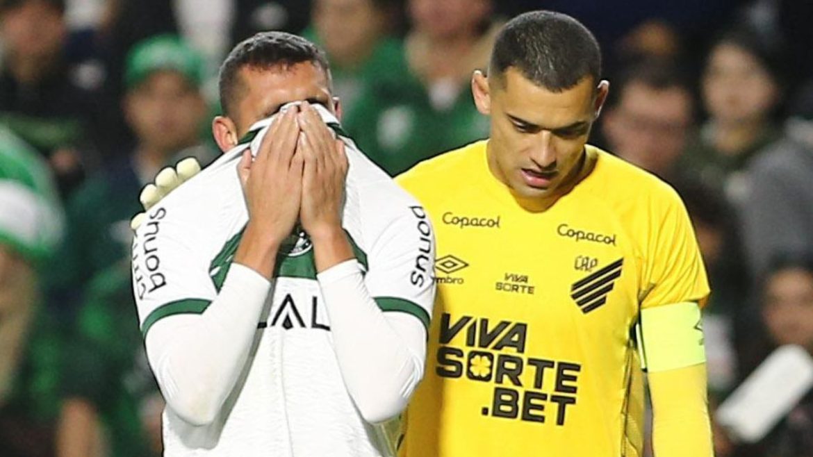 lateral-do-coritiba-pede-desculpas-apos-expulsao-no-atletiba