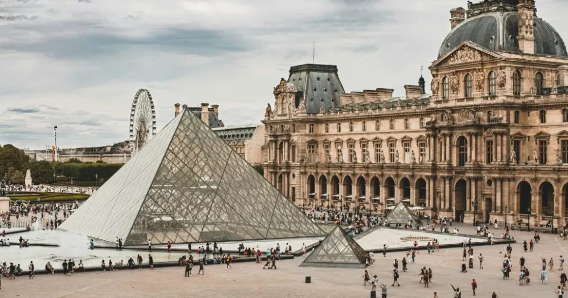 roubo-no-louvre:-dois-suspeitos-sao-presos-por-roubo-de-joias