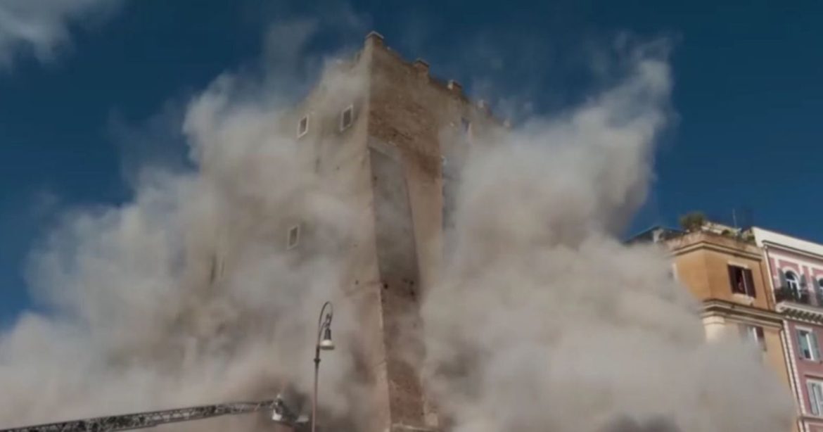veja-o-momento-em-que-estrutura-de-torre-desaba-na-italia