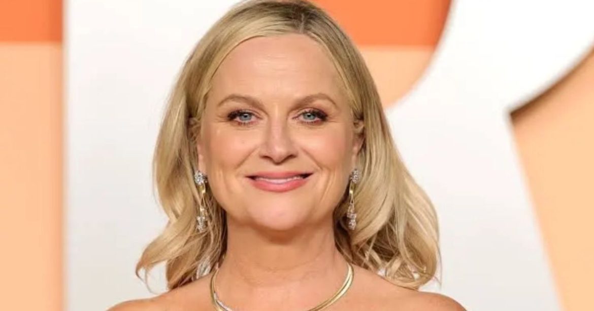 amy-poehler-revela-panico-apos-gravacao-com-chimpanze:-“estressante”