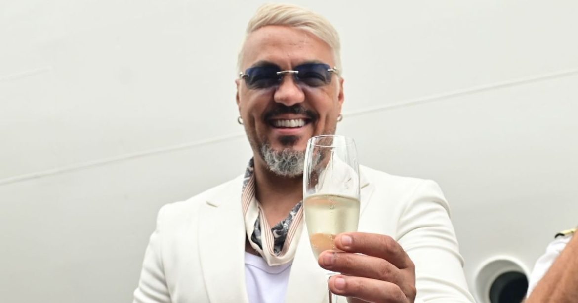 belo-recepciona-fas-em-cruzeiro-tematico:-“melhor-festa-da-vida-de-voces”