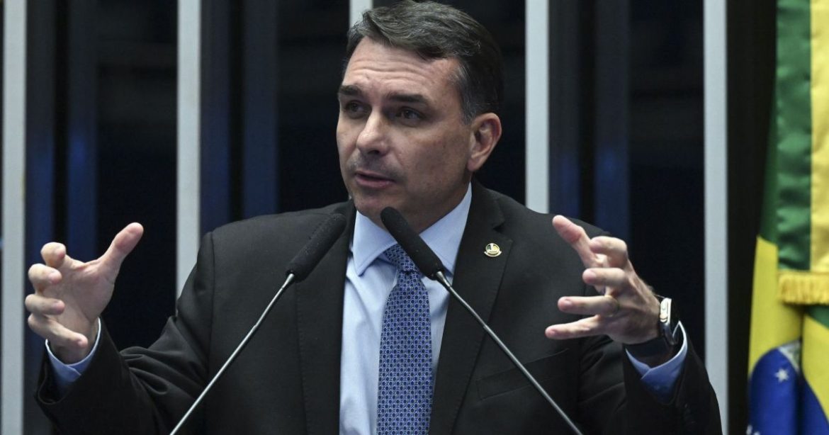 flavio-bolsonaro-diz-ser-“um-erro-retirar”-mandatos-de-eduardo-e-ramagem