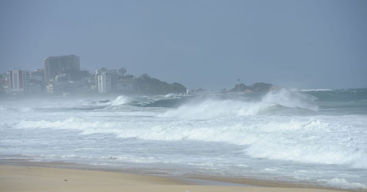 apos-dois-dias-de-buscas,-jovem-segue-desaparecido-no-mar-de-copacabana