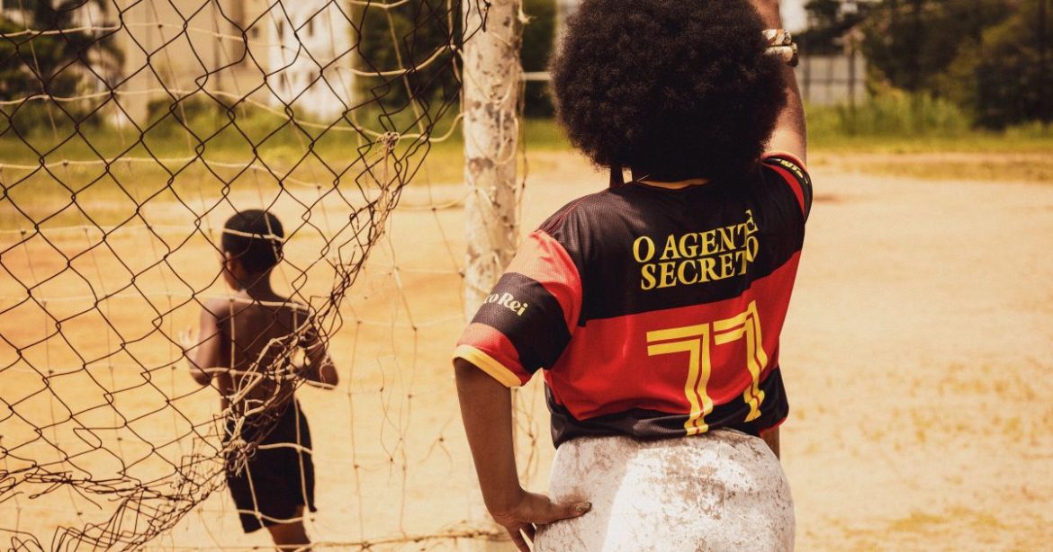 “o-agente-secreto”-inspira-camisas-e-tem-torcedores-fanaticos-no-elenco