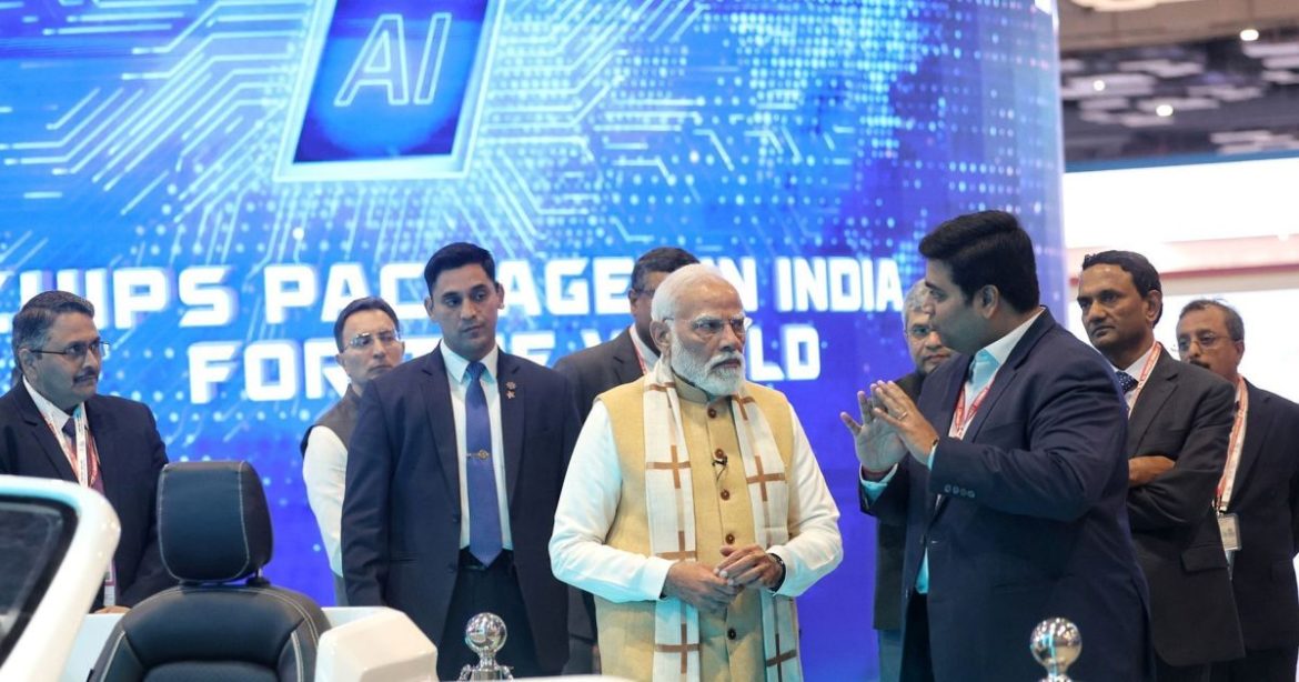 abertura-da-cupula-de-ia-da-india-e-marcada-por-longas-filas-e-confusao
