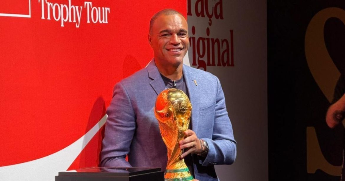 taca-da-copa-do-mundo-desembarca-no-brasil;-veja-fotos