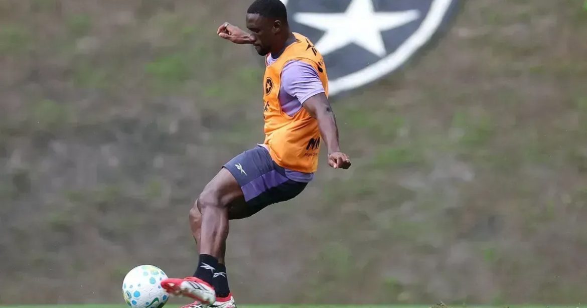 escalacao-do-botafogo:-suspensoes-forcam-mudancas-contra-o-palmeiras