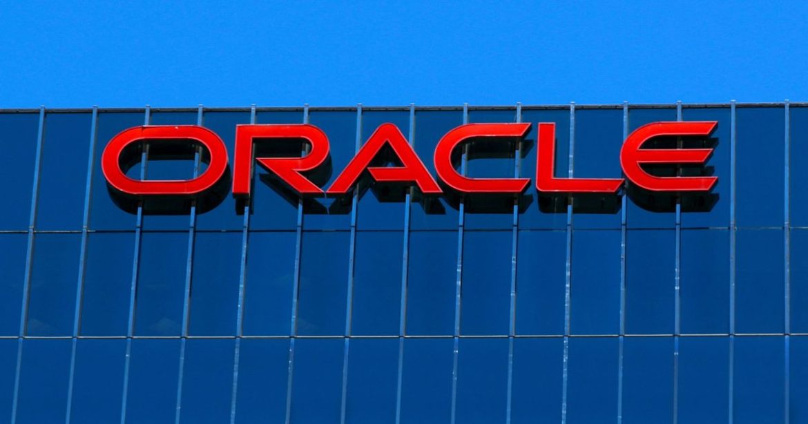 destrocos-atingem-escritorio-da-gigante-de-tecnologia-oracle-em-dubai
