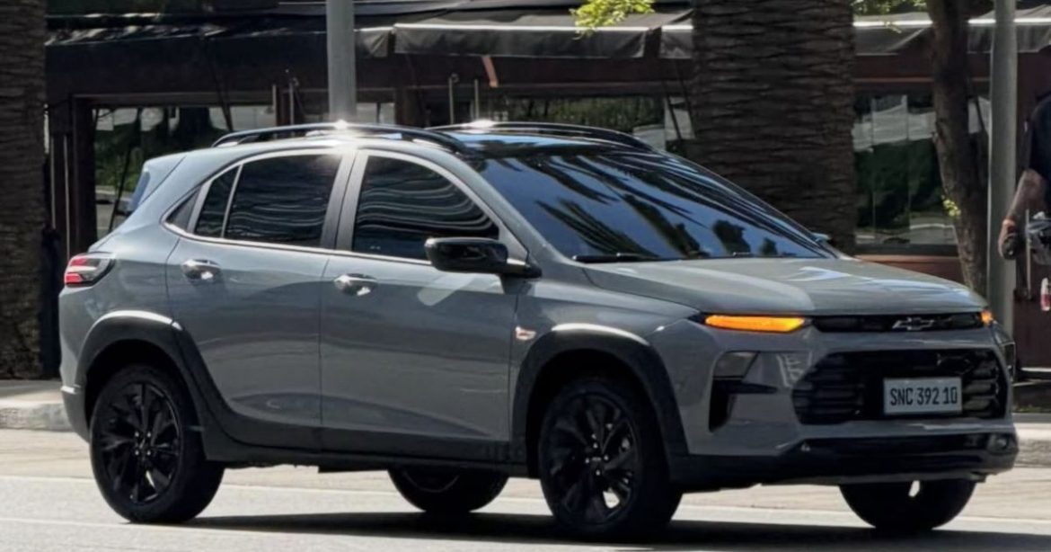 flagra:-chevrolet-sonic-e-flagrado-sem-camuflagem-em-gravacao-de-comercial