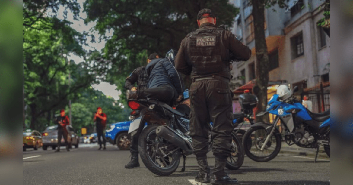 dez-policiais-militares-sao-denunciados-por-invasao-de-domicilio-no-rj