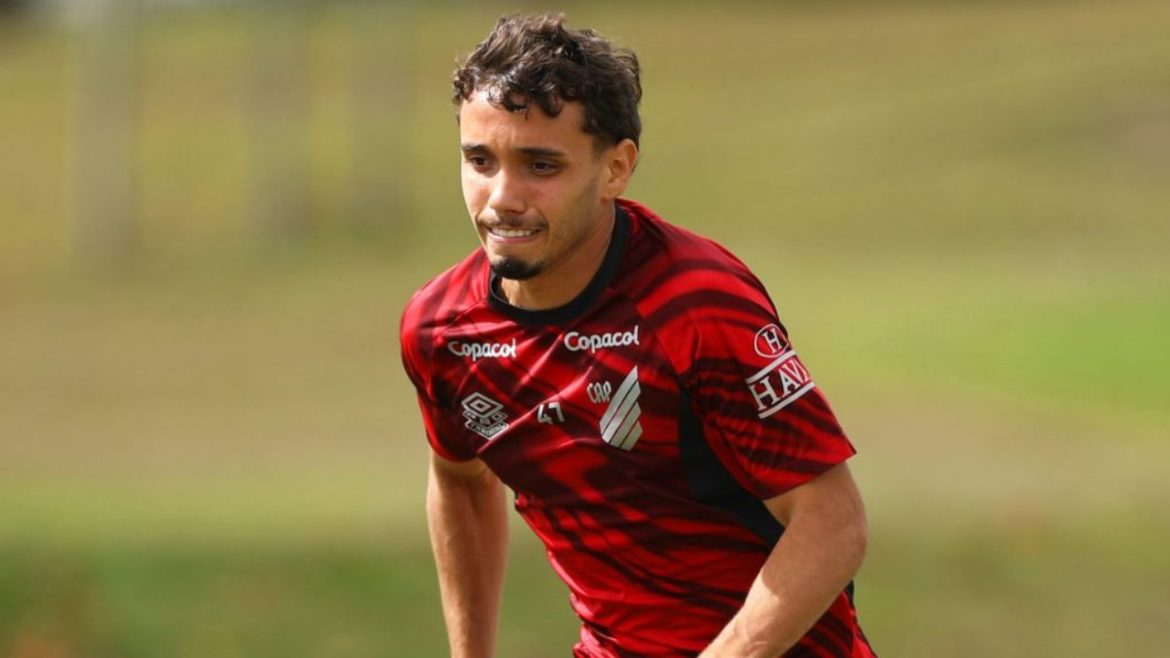 apos-internacao,-joia-do-athletico-volta-e-manda-recado