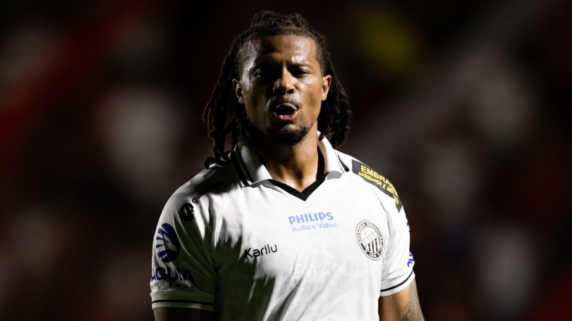 atacante-do-operario-chora-e-diz-ter-sofrido-racismo-em-jogo-da-serie-b