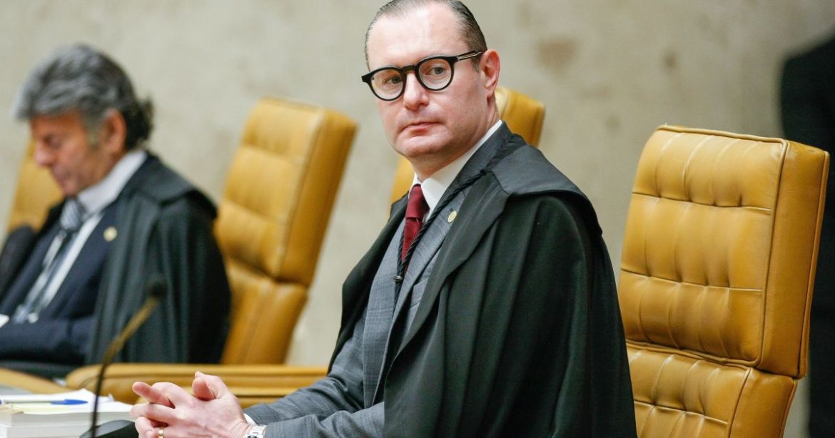 zanin-acompanha-relator-e-vota-pela-condenacao-de-eduardo-bolsonaro
