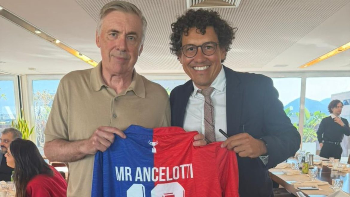 ancelotti-no-parana-clube?-tecnico-da-selecao-brasileira-posa-com-camisa-do-tricolor