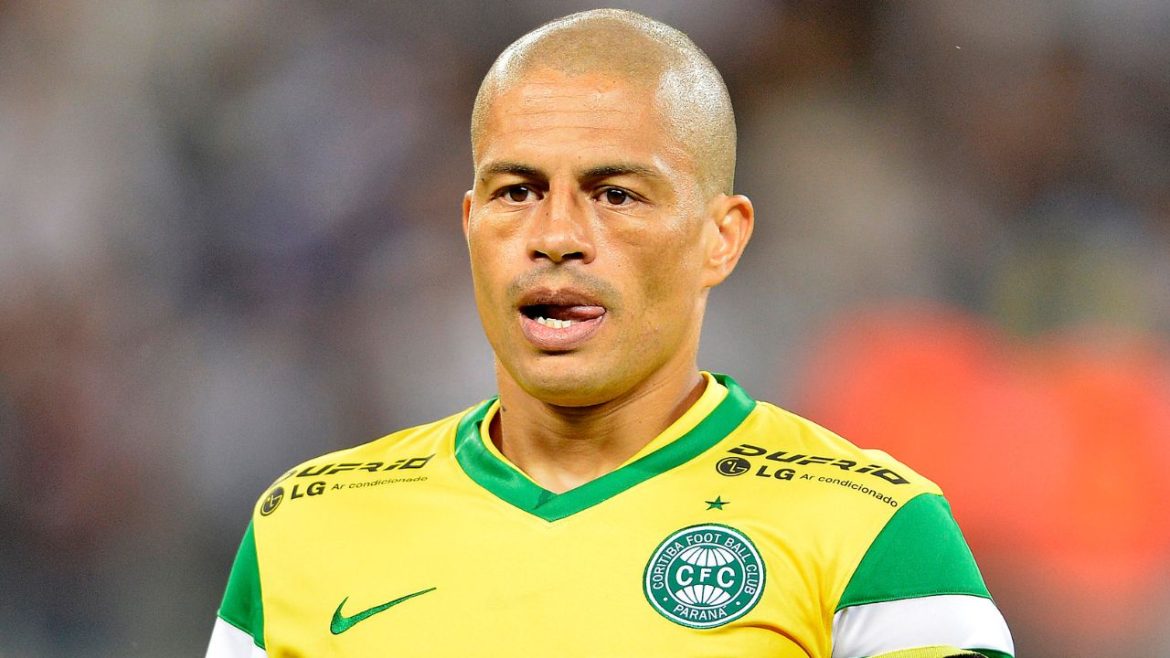coritiba-tenta-quebrar-tabu-de-10-anos-contra-o-gremio;-veja-a-provavel-escalacao