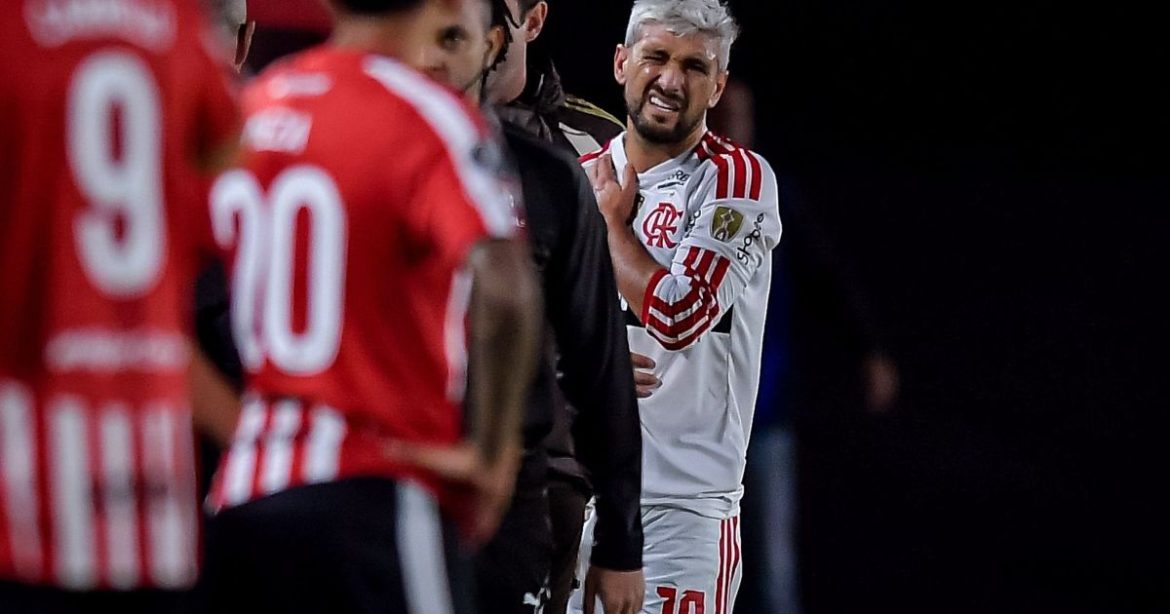 arrascaeta-sofre-lesao-e-deixa-jogo-do-flamengo-a-43-dias-da-copa-do-mundo