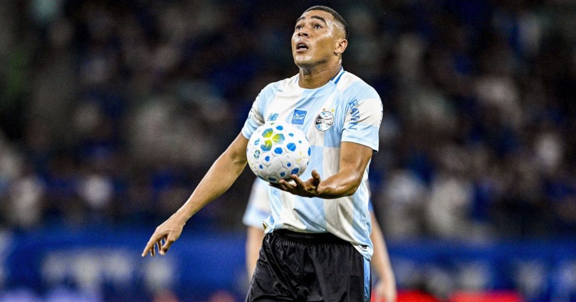 gremio:-carlos-vinicius-cobra-e-erra-penalti-tres-vezes-na-sul-americana