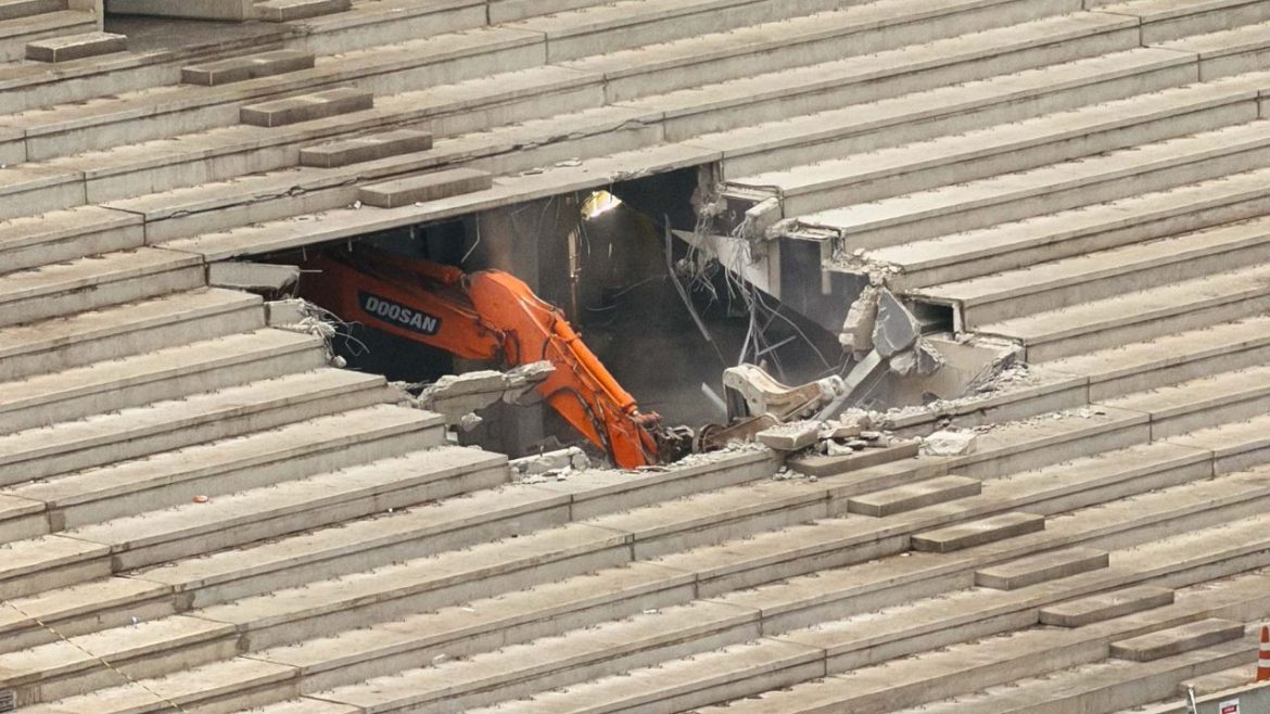 athletico-inicia-demolicao-em-setor-interditado-da-arena-da-baixada