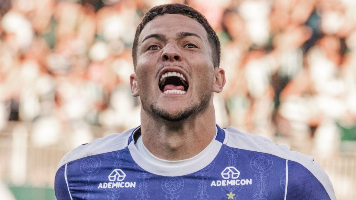 destaque-do-coritiba,-goleiro-pedro-rangel-entra-em-selecao-do-mes-de-abril