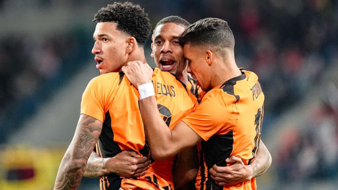 ex-athletico-faz-gol-contra-e-da-assistencia-em-eliminacao-do-shakhtar-na-europa