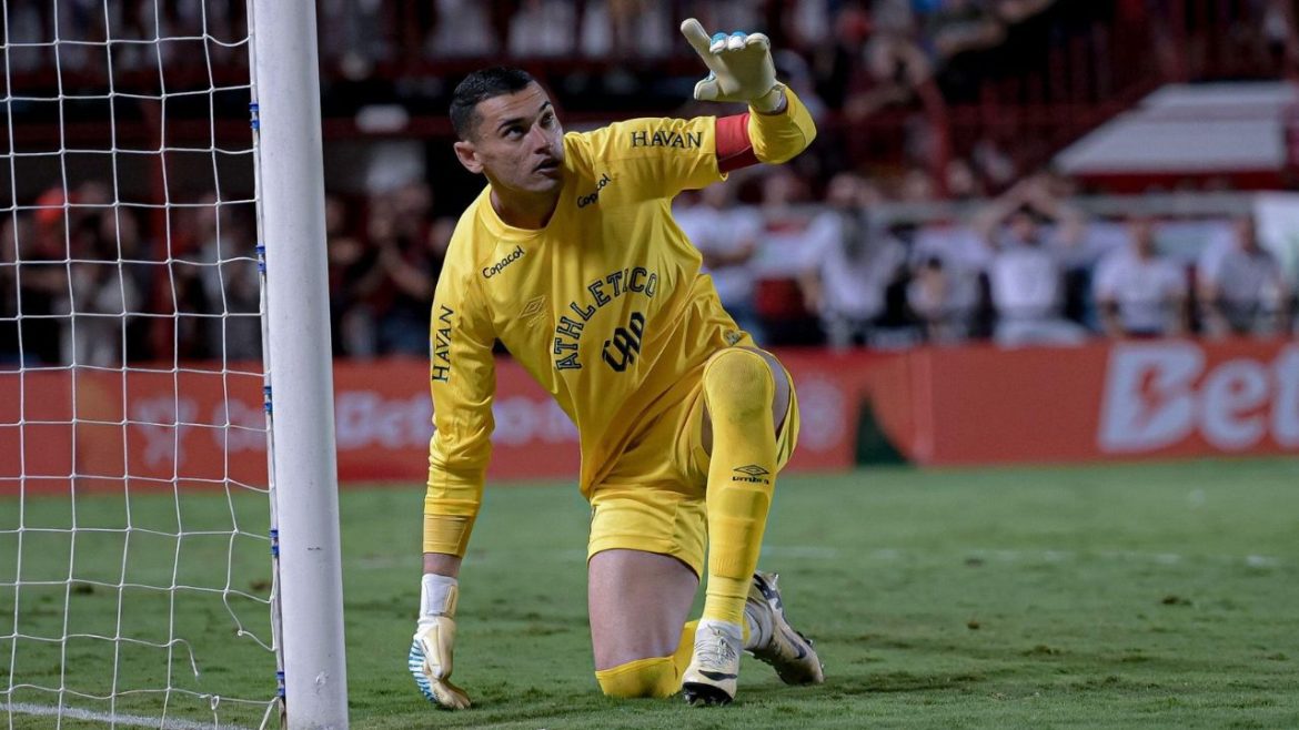 heroi,-santos-acumula-21-penaltis-defendidos-e-oito-classificacoes-pelo-athletico