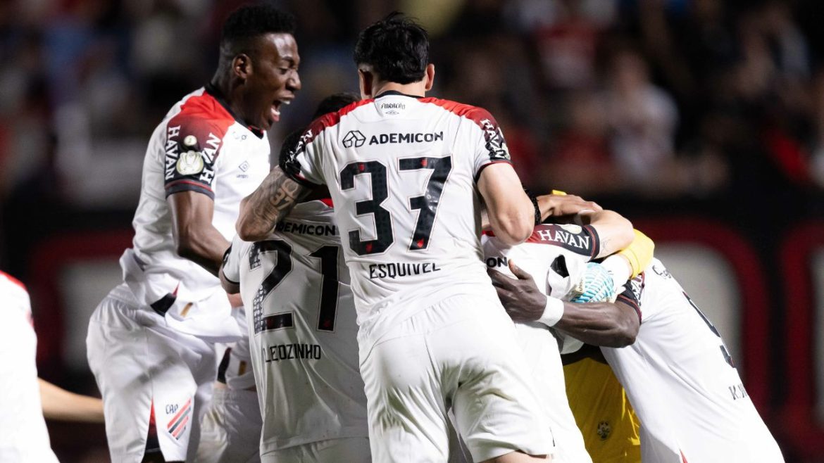 goleiro-santos-brilha-nos-penaltis-e-coloca-o-athletico-nas-oitavas-da-copa-do-brasil