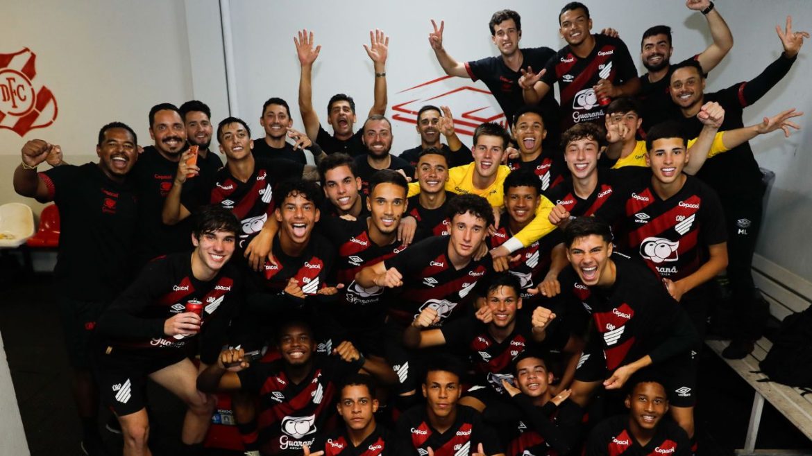 jovem-faz-golaco-do-meio-de-campo-e-classifica-athletico-para-final;-assista