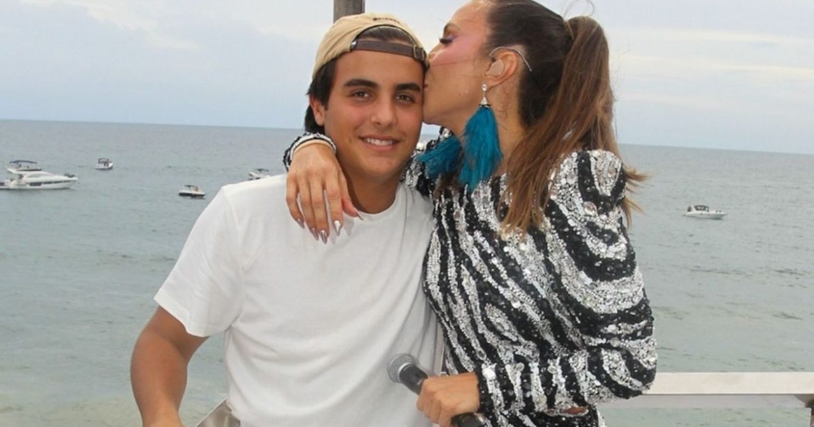 “nunca-tive-voce-so-para-mim”,-desabafa-filho-no-aniversario-de-ivete