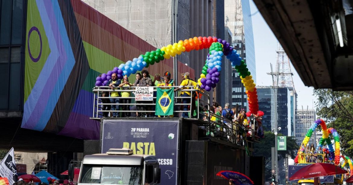 artistas-famosos-que-abriram-mao-do-cache-e-vao-fazer-show-na-parada-lgbt+