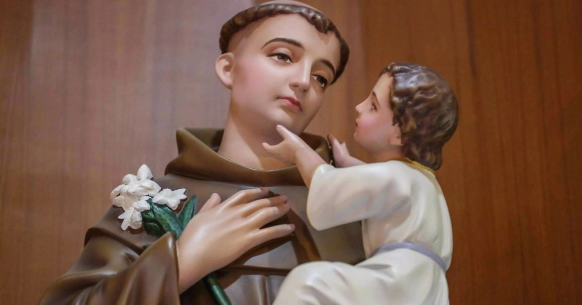 dia-dos-namorados-sozinho:-aprenda-simpatias-de-santo-antonio-para-amor