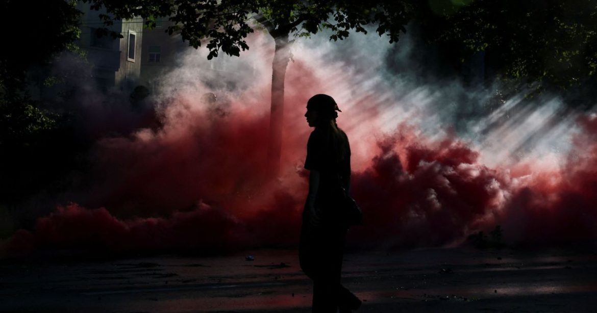 policia-e-manifestantes-entram-em-confronto-em-protestos-contra-g7-na-suica