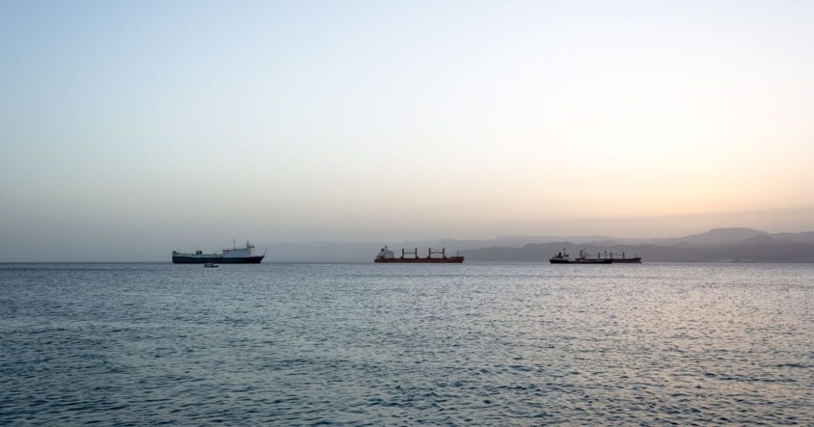 “serao-nossos-alvos”,-houthis-alertam-navios-sobre-passagem-no-mar-vermelho