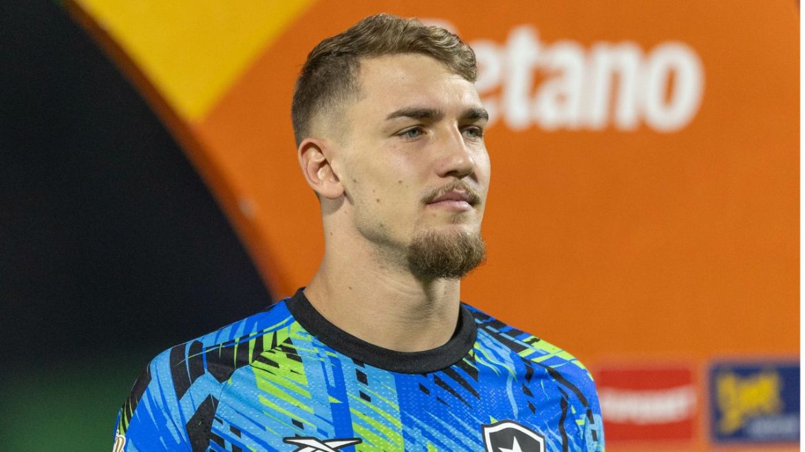 botafogo-encaminha-saida-de-goleiro-ex-athletico-para-a-europa