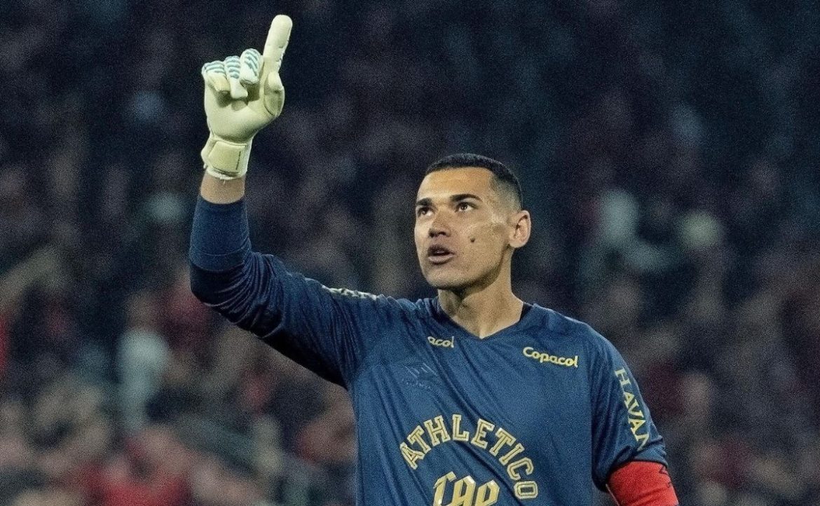 santos-faz-historia-e-vira-o-goleiro-com-mais-jogos-pelo-athletico