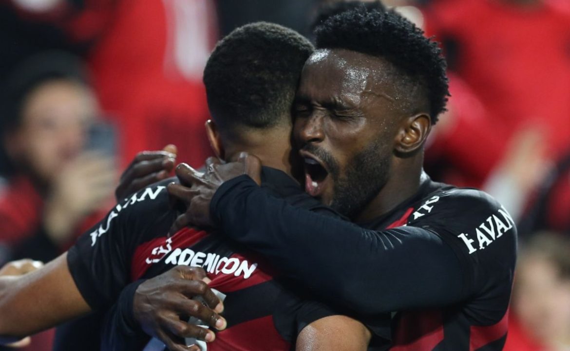 em-jogo-de-erros,-athletico-ganha-do-inter-e-encosta-no-flamengo