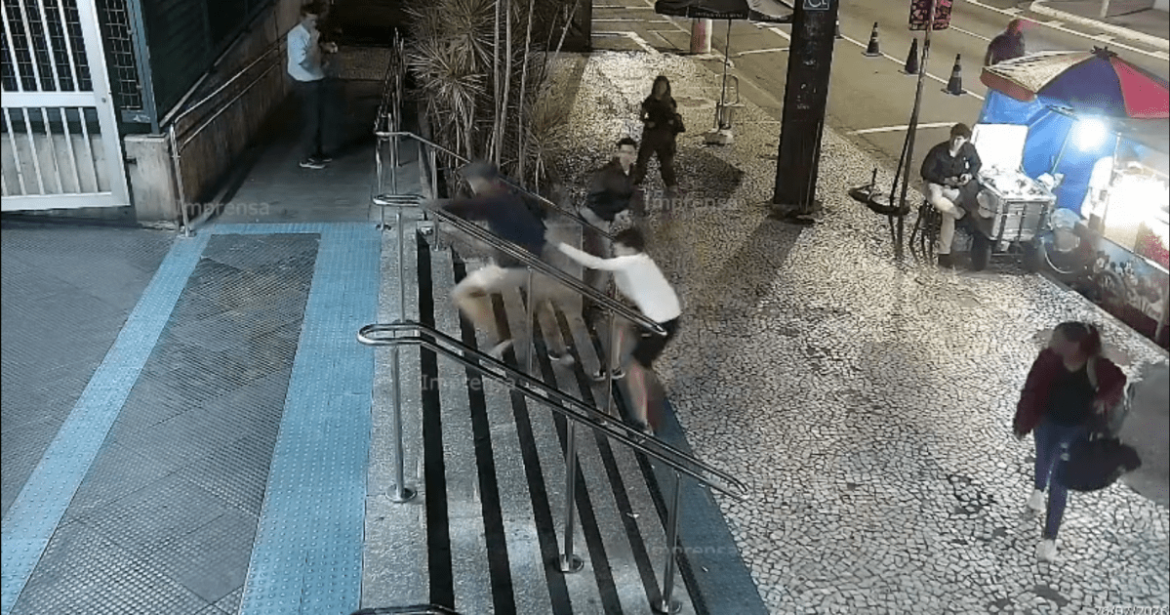 video:-homem-e-preso-apos-tentar-roubar-celular-em-frente-ao-metro-em-sp