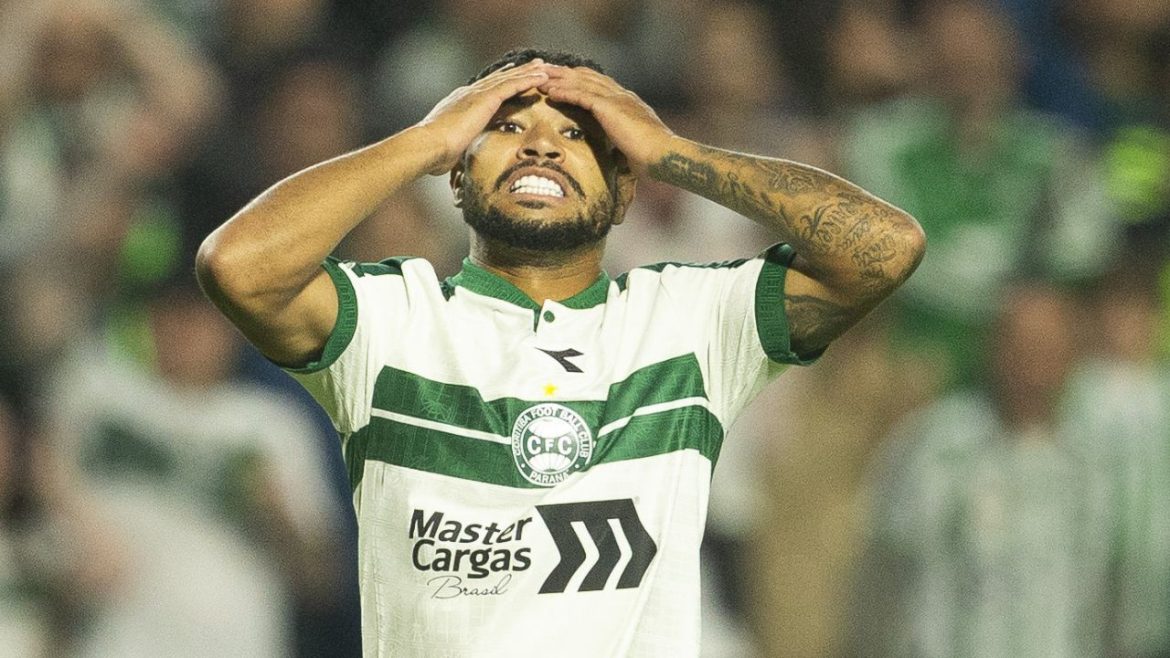 lucas-ronier-sofre-grave-lesao-no-coritiba-e-perde-restante-da-temporada