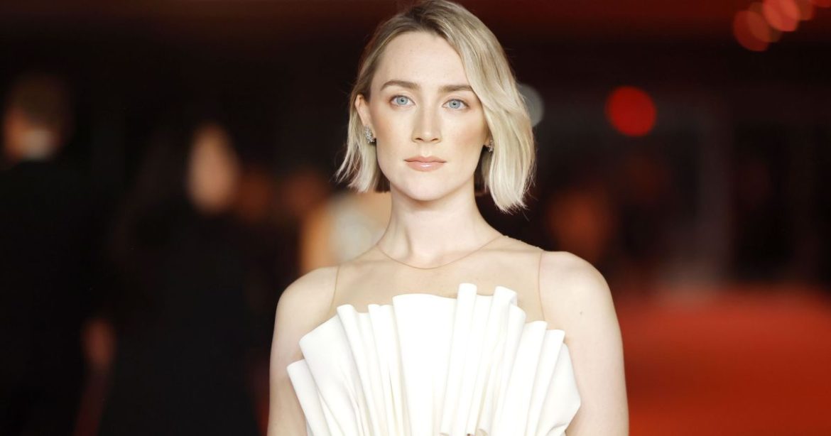 saoirse-ronan-e-vista-como-linda-mccartney-no-set-de-filme-dos-beatles