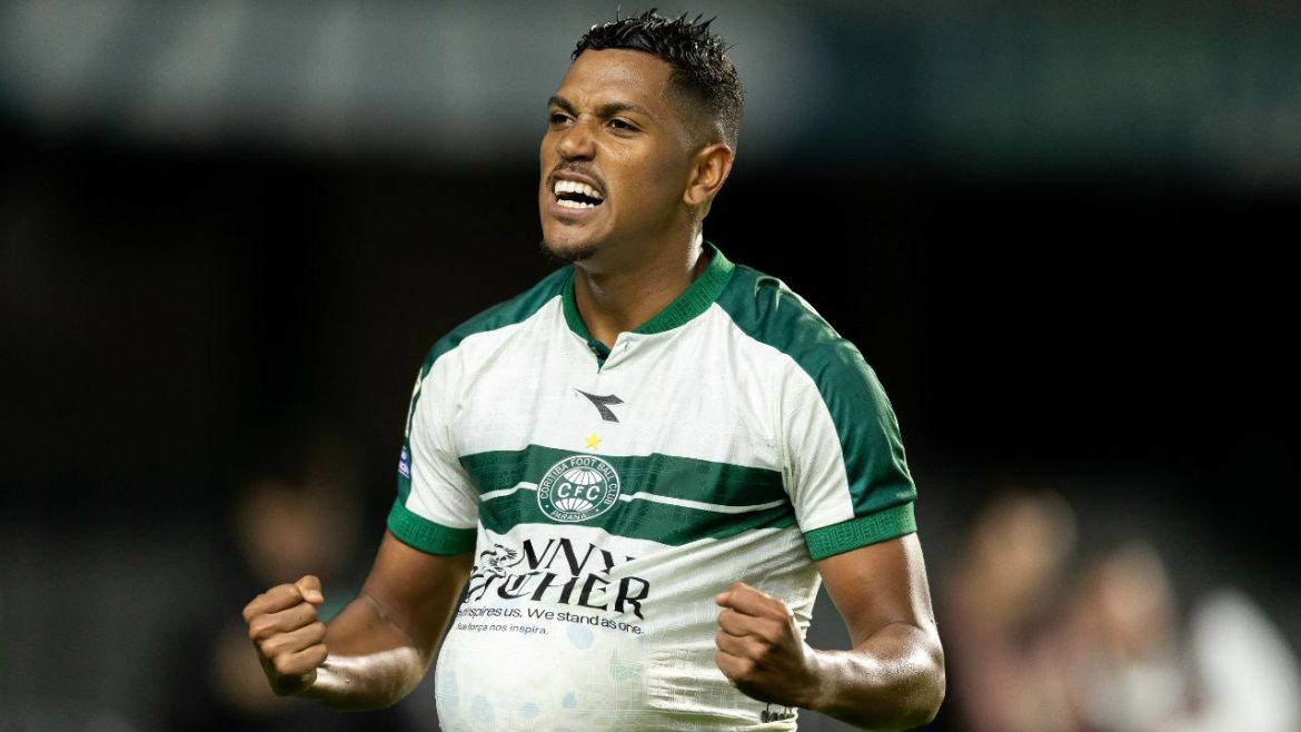 coritiba-supera-lesoes,-volta-a-vencer-no-couto-e-alivia-pressao-no-brasileirao