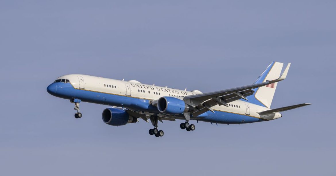 conheca-a-aeronave-utilizada-por-trump-em-voo-secreto-apos-ameaca-do-ira