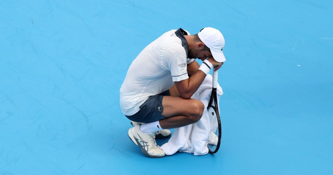 sem-jogar-ha-um-mes,-djokovic-sofre-com-exaustao-e-cai-em-cincinnati