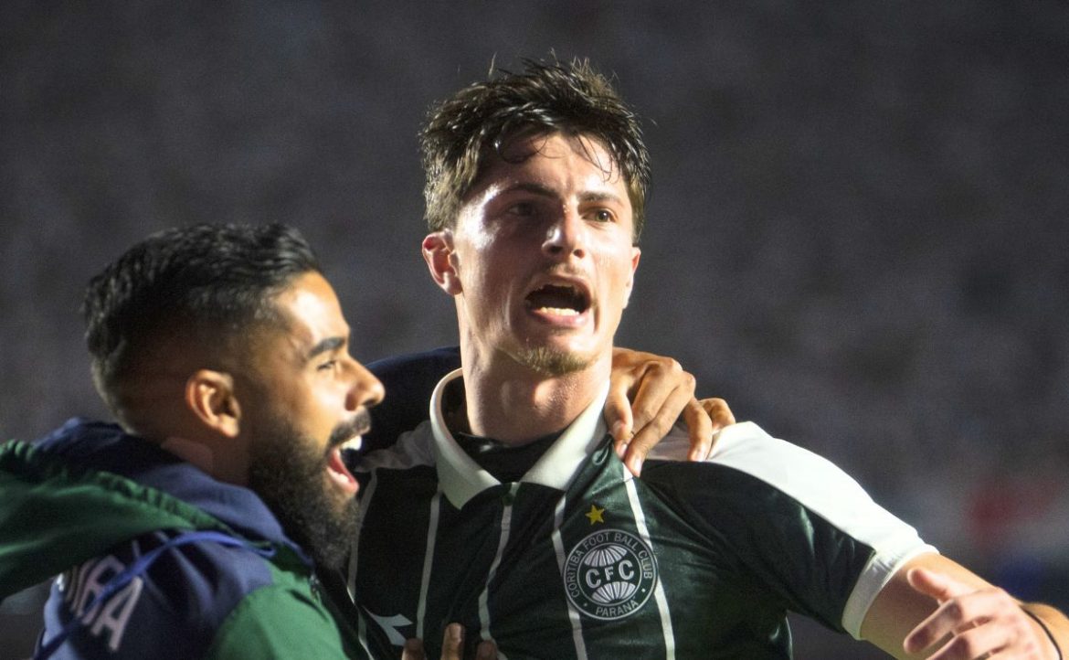 zagueiro-marca-de-novo-e-ganha-forca-no-time-titular-do-coritiba