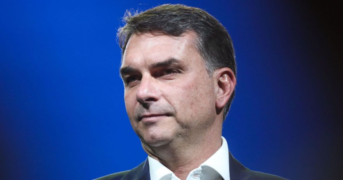 ausente-em-debate,-flavio-posta-criticas-a-lula-e-explora-caso-lulinha