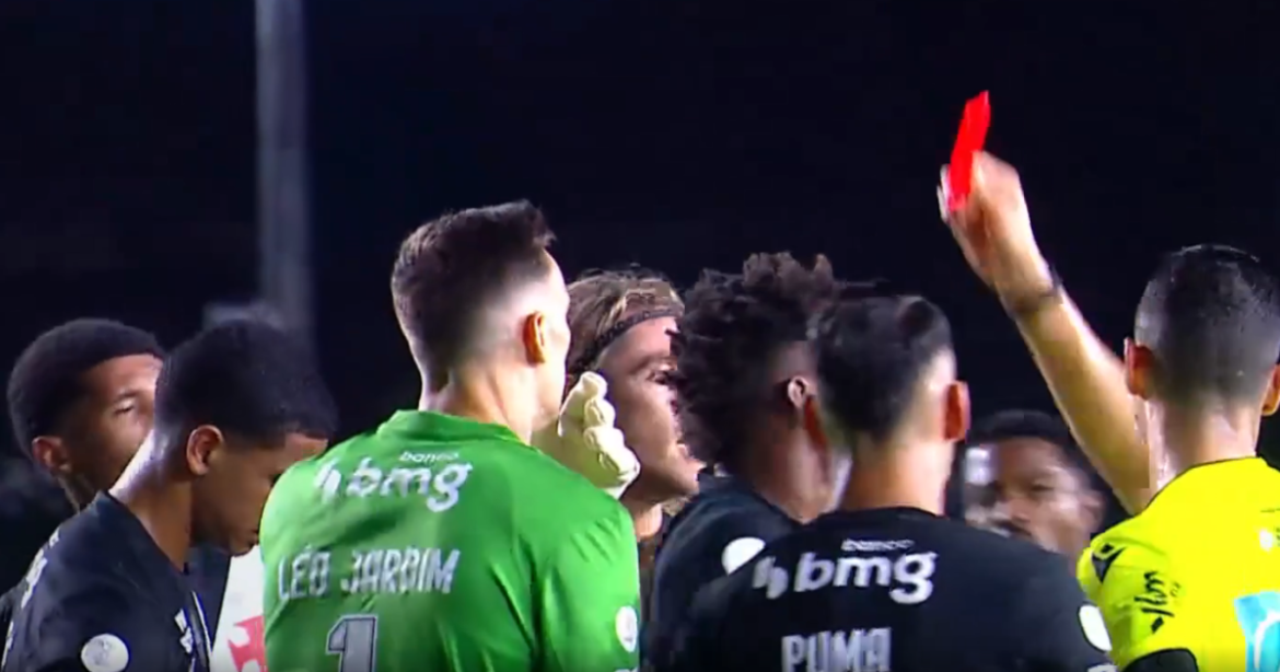 vasco-tem-expulsao-polemica-no-primeiro-tempo-contra-o-vitoria;-veja